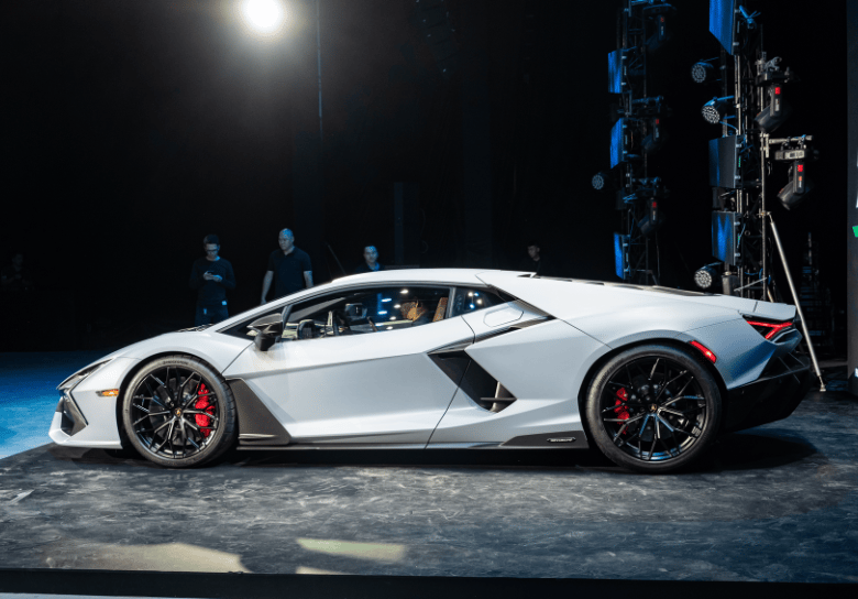 Khám phá 5 điểm đặc biệt trên siêu xe Lamborghini Revuelto mới ra mắt tại Việt Nam, photo 4